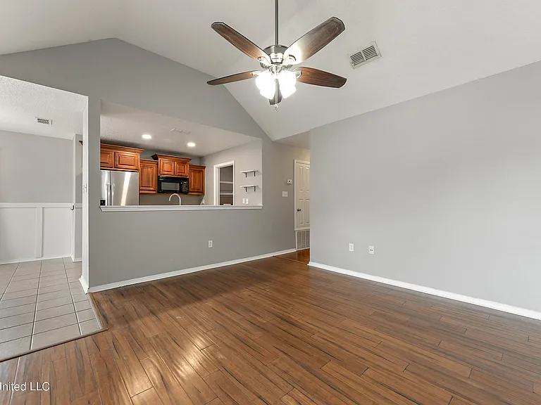 13446 Addison Ave — Photo 4