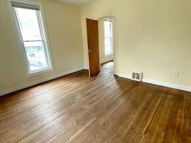 211 Ballard St — Photo 4
