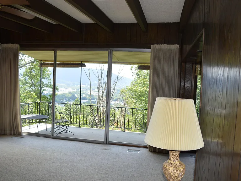 565 S Crest Rd — Photo 8