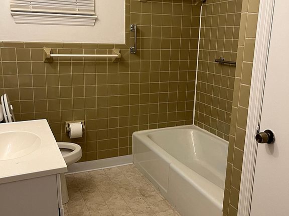 1 full bath with small linen closet