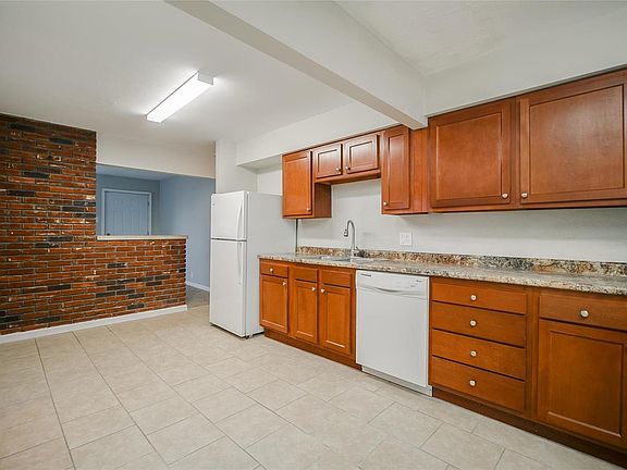 5th image of 6 Mary Ann Ct