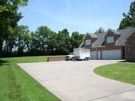 Large paved driveway for plenty of space for parking and turning around.