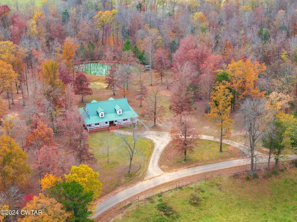 900 Oakwood Dr, Decaturville, TN 38329