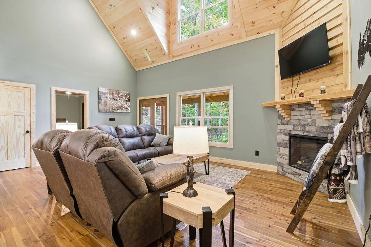 3 bed, 4.0 bath, 2152 sqft, $4,966 — Photo 3