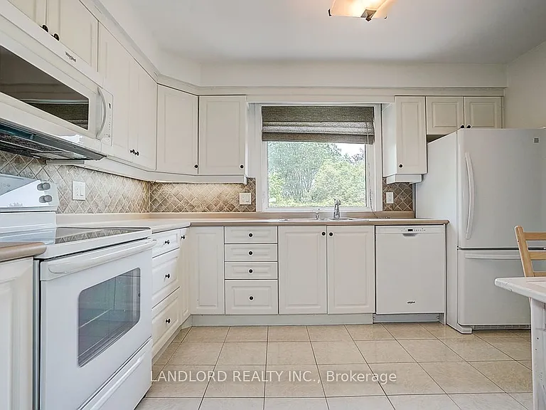 2294 Wyandotte Dr — Photo 22