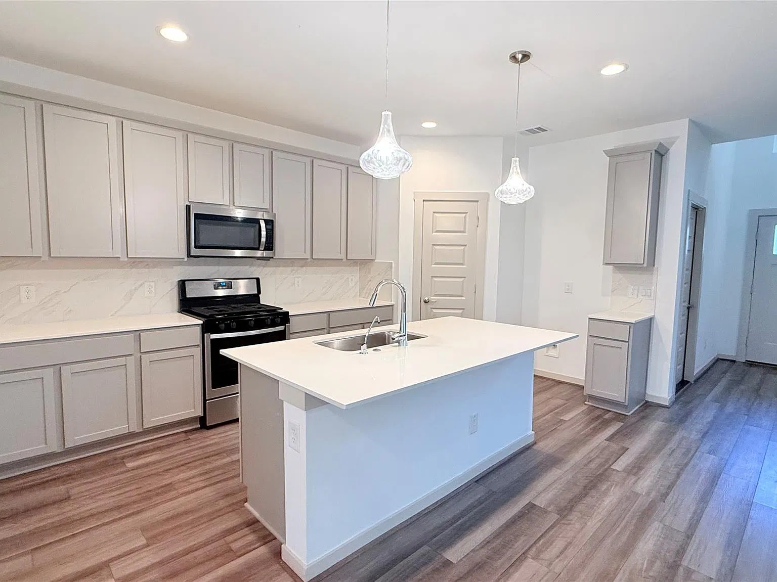 4 bed, 2.5 bath, 2319 sqft, $2,600 — Photo 4
