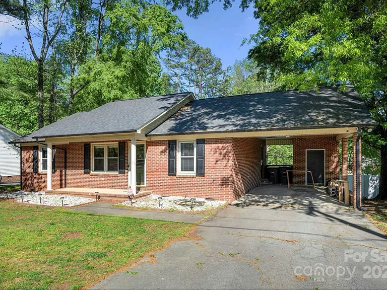 1428 Midlake Ave — Photo 2