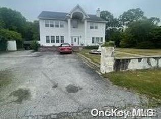 441 Lockwood Dr, Shirley, NY 11967