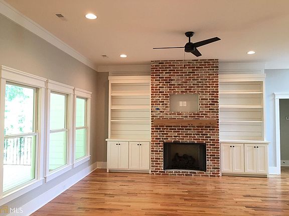 2nd image of 290 Sidney Ln