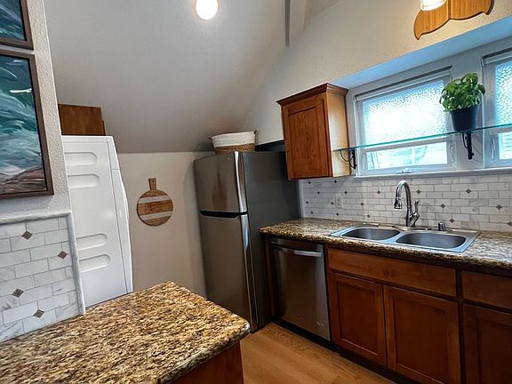 3rd image of 121 Blaine St #B