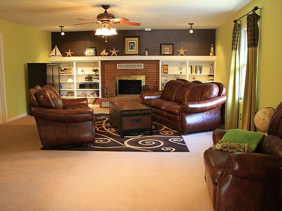 Spacious Living Room (23x17)