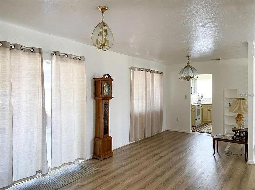3 bed, 1.0 bath, 1253 sqft, $1,800 — Photo 3