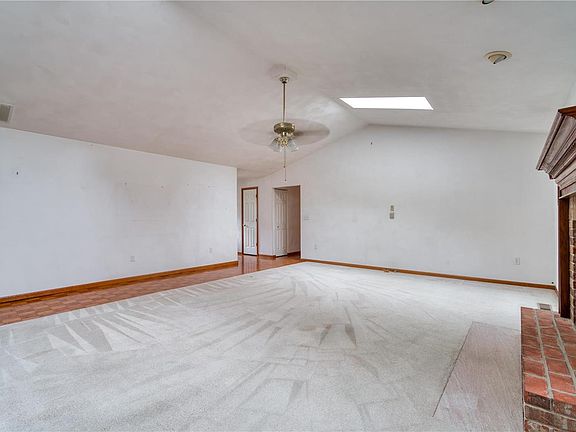 5th image of 1811 Spruce Hill Dr