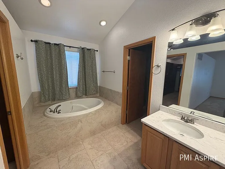 1424 Wildrose Dr — Photo 17