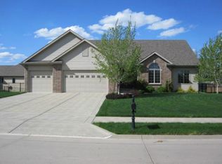 14223 Dellwood Dr, Urbandale, IA 50323