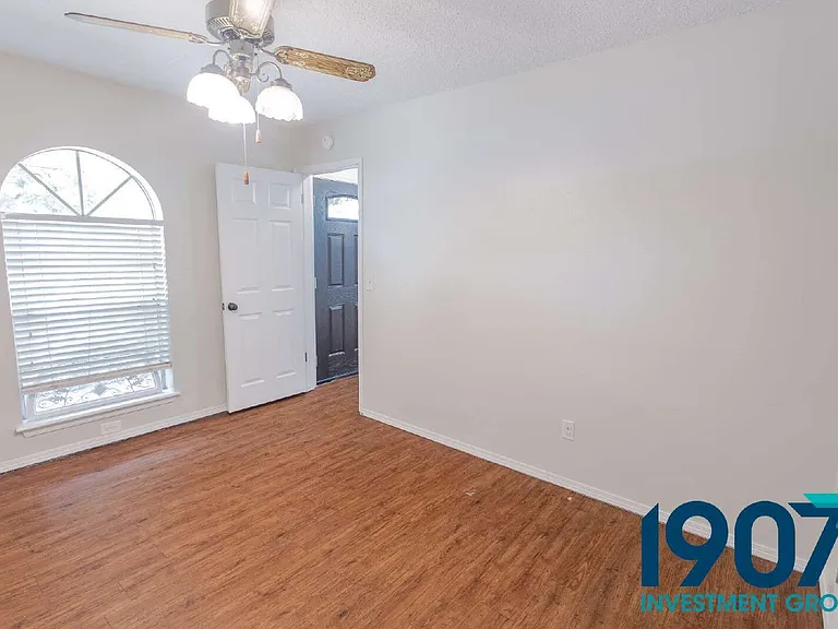 1201 Kings Ct — Photo 17