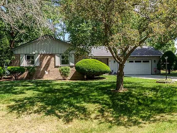 3rd image of 807 E Holiday Dr