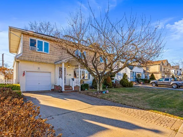 1051 Shelburne Drive, Franklin Square, NY 11010