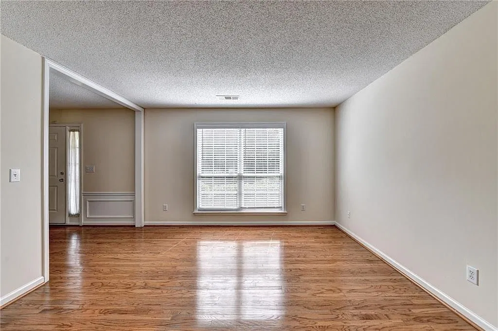 4 bed, 2.5 bath, 2208 sqft, $2,800 — Photo 3
