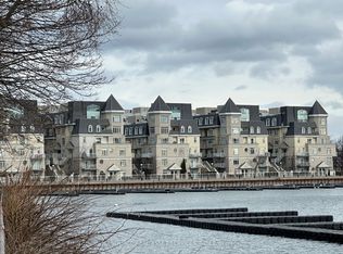 32 Stadium Rd #372, Toronto, ON M5V3P4