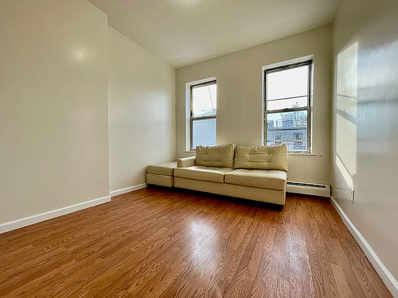 4th image of 829 Hart St Floor 3