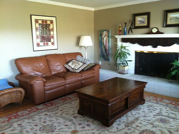 Living room with working fireplace and Tam Views