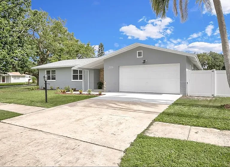 2558 Rosery Rd E — Photo 3