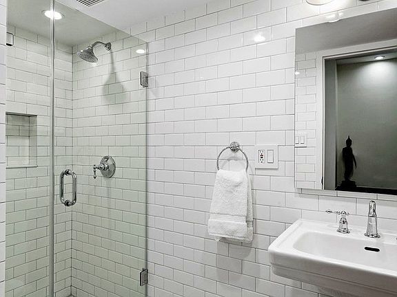 4th image of 2162 Broadway #18C