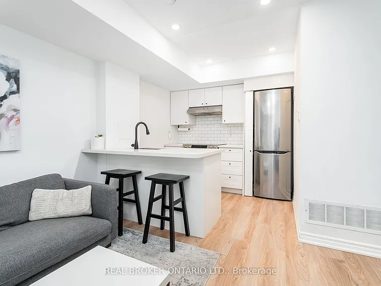 11 Niagara St W #32 — Photo 15