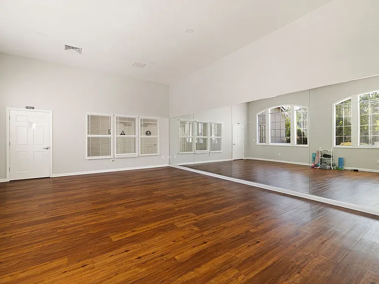 Sterling Oaks Luxury Apartments — Photo 5