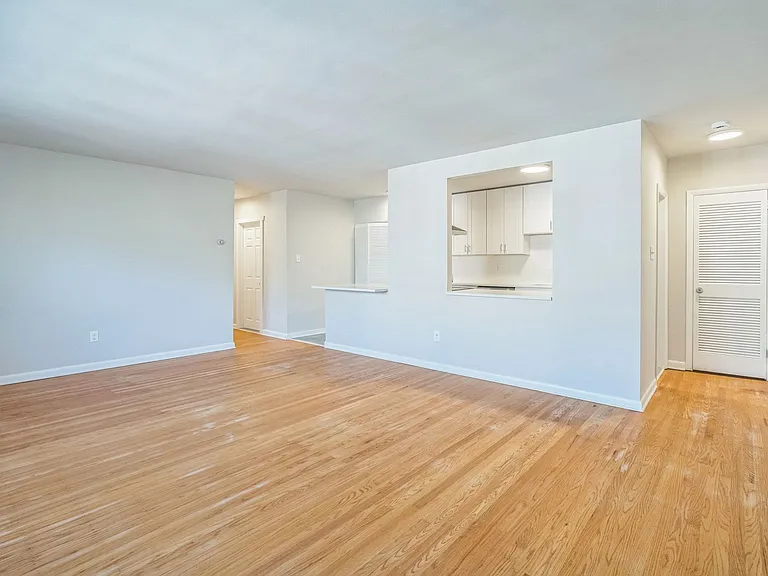 412 N Jackson St — Photo 8