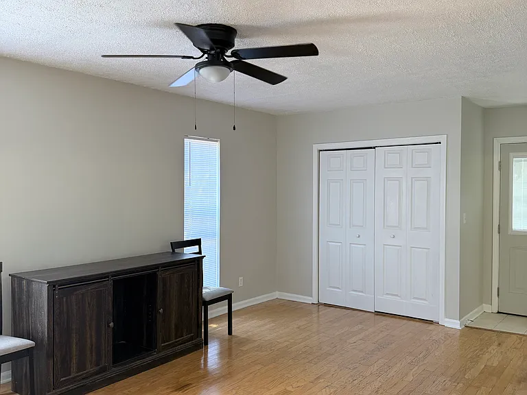 9409 Farrow Rd — Photo 4