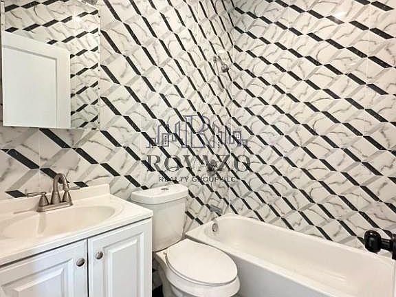 2nd image of 435 Park Ave #1A