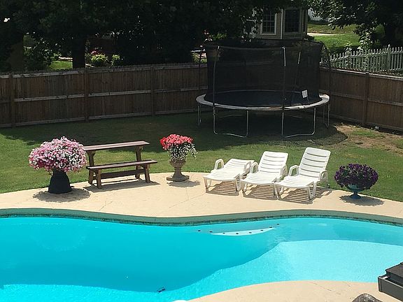 3rd image of 833 Colonial Dr