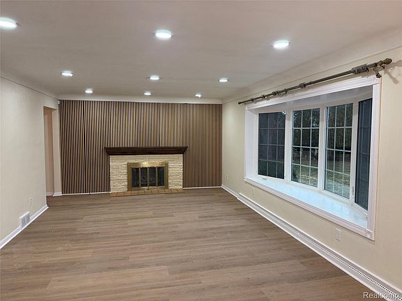 5th image of 50 Shadyside Ct