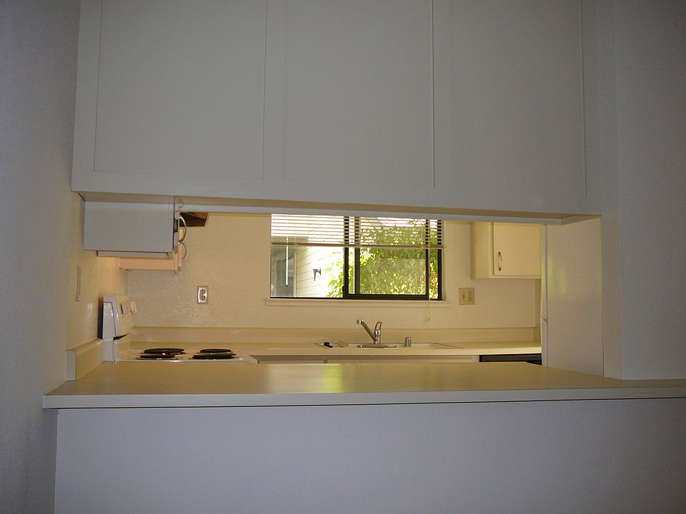 Open kitchen to dining area