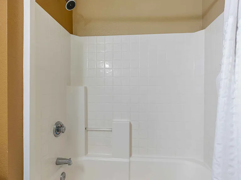 Deluxe Studio - 1 Queen Bed