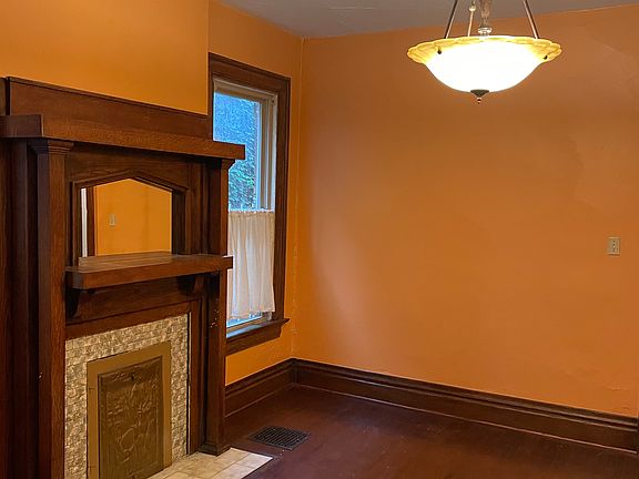 beautifui wood floors and lots os light