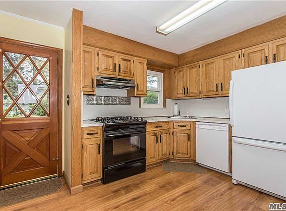 2nd image of 229 Pacific St