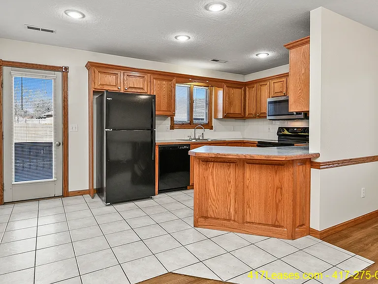 1261 E Lakewood St — Photo 14
