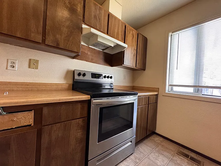 470-725 Reservoir Way — Photo 8