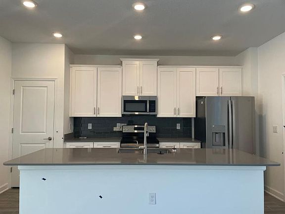 3rd image of 3035 Villa Way Cir