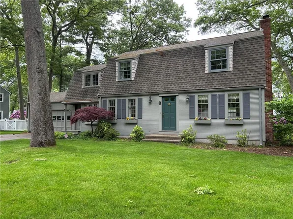 8 Old Chimney Rd, Barrington, RI 02806