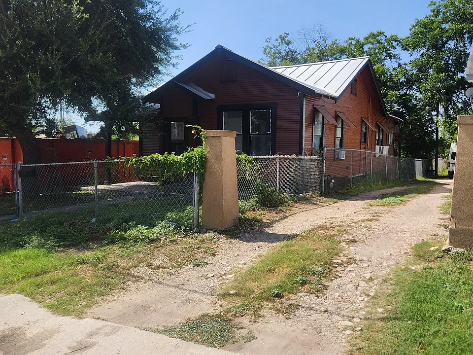 702 Rivas St