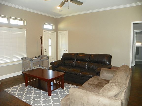 4th image of 400 Laura Ln
