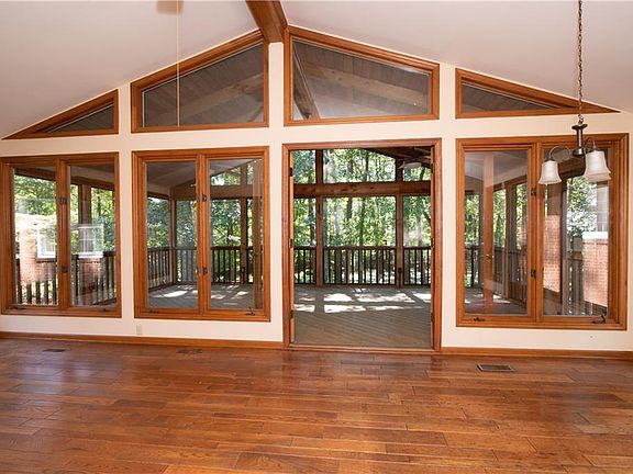 4th image of 827 Hickory Dr
