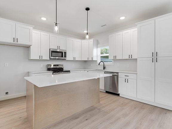 4th image of 1102 Highland Dr