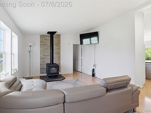 5th image of 253 Park St