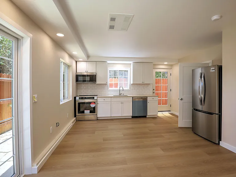 221 W Alamar Ave #C — Photo 7