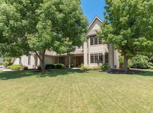 572 Cottonwood Ln, Grafton, WI 53024